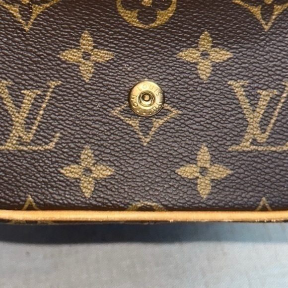 AUTHENTIC Louis Vuitton Dopp Kit. EXCELLENT condition. - Picture 12 of 16